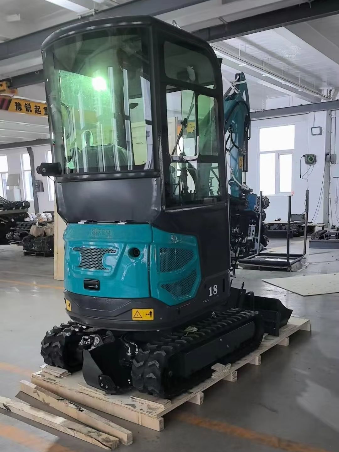 1.8 Ton Mini Excavator with At - Farming Pump For Agriculture recension och pris